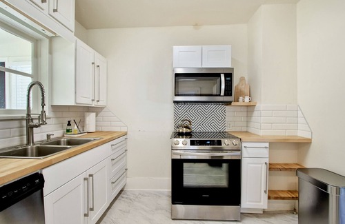 Crestwood House | 2BD-1BA-accommodates 4 guests