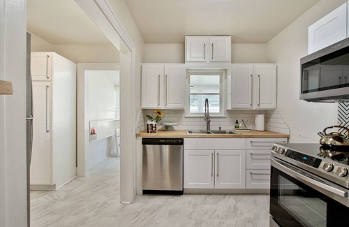 Crestwood House | 2BD-1BA-accommodates 4 guests