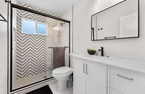 Monrovia House | 2BD 1BA - Convenient - Free P - DTLA l Disneyland