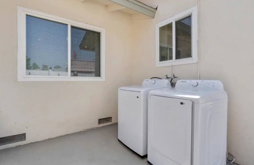 Monrovia House | 2BD 1BA - Convenient - Free P - DTLA l Disneyland