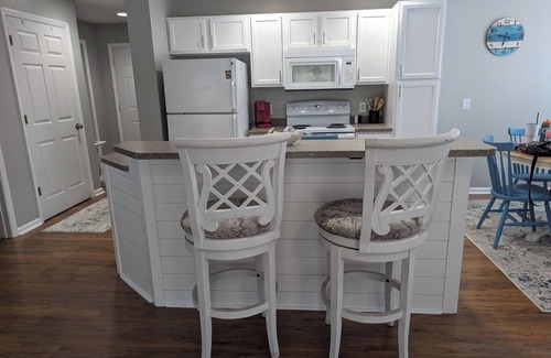 St. James Condo | 2BD 2 BA in exclusive St. James w/pool. Easy access to OKI Beaches & Southport!