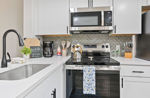 Montgomery Condo | 2bd/2ba Condo * Pool * Renovated * Dogs Welcome * Condo in Savannah*30+ day stay