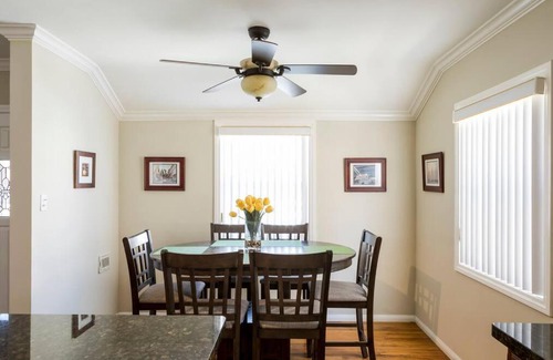 Belmont Shore Apartment | 2bd/2ba in Belmont Shores! Close to EVERYTHING!