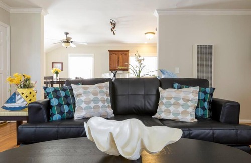 Belmont Shore Apartment | 2bd/2ba in Belmont Shores! Close to EVERYTHING!