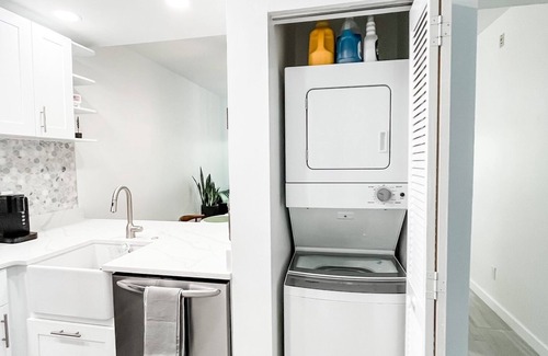 Central Naples Condo | 2bd 2ba New condo in the heart of Naples. 10mins to the beach & shops!