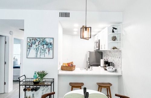 Central Naples Condo | 2bd 2ba New condo in the heart of Naples. 10mins to the beach & shops!