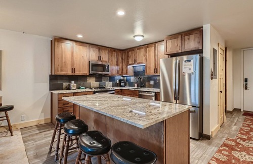 Copper Mountain Village Condo | 2Bd/2Ba Spacious Condo - Mountain views - Hot Tub