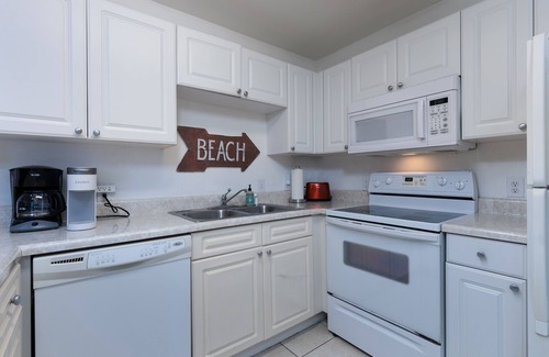 Gulf Shores Condo | 2BD/2BA♥1st Floor Condo Walk to Beach, Family Friendly