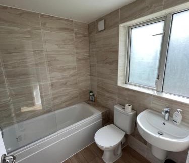 Custom House Apartment | 2BD Apt East London Sleeps 7!