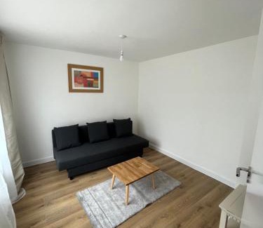 Custom House Apartment | 2BD Apt East London Sleeps 7!