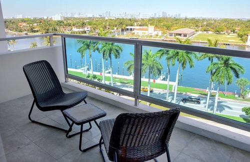 Seybold Apartment | 2bd Bayfront Ste Bay View w/balcony, Pool, nearby dining, beach access