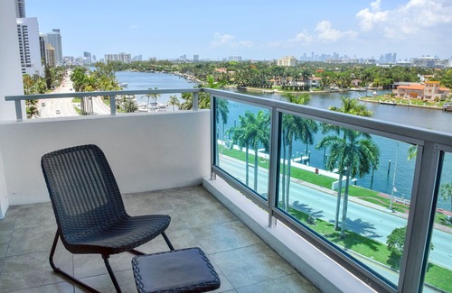 La Gorce Apartment | 2bd Beachfront Master Ste, Bay View w/balcony, Pool, nearby dining, beach access