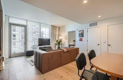 Rainey Street Historic District House | 2BD Condo-Rainey St-Best views-RT Pool