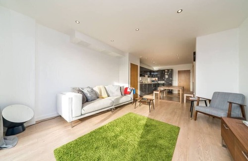 Custom House Apartment | 2BD Flat 4mins to Excel Centre Fast City Links