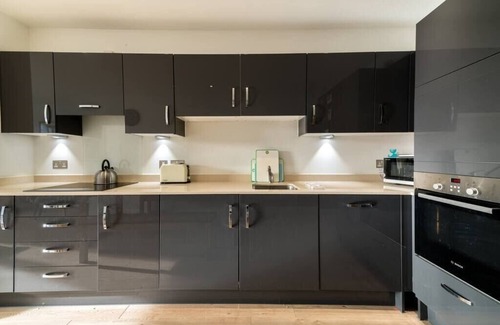 Custom House Apartment | 2BD Flat 4mins to Excel Centre Fast City Links