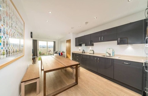 Custom House Apartment | 2BD Flat 4mins to Excel Centre Fast City Links