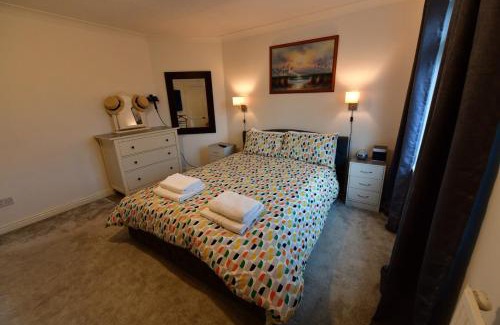 Winterbourne Earls House | 2BD Garden Home - A Short Walk to Stonehenge