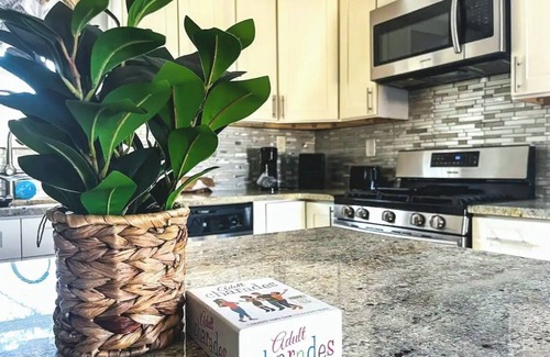 East Side House | 2Bd Home w No Extra Fees+Office Space+FULL Kitchen+Digital TV+Picture Wall+WD