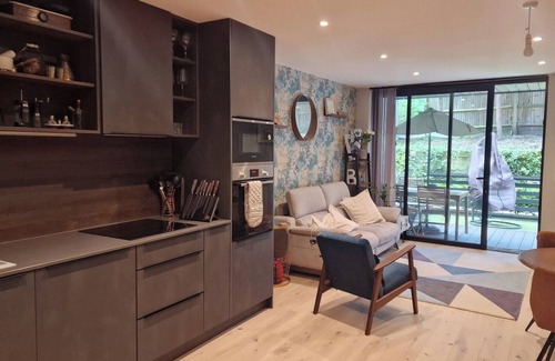 Croham Apartment | 2BD South Croydon Haven: Garden Serenity