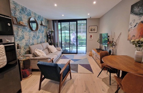 Croham Apartment | 2BD South Croydon Haven: Garden Serenity