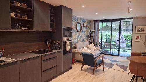 Croham Apartment | 2BD South Croydon Haven: Garden Serenity