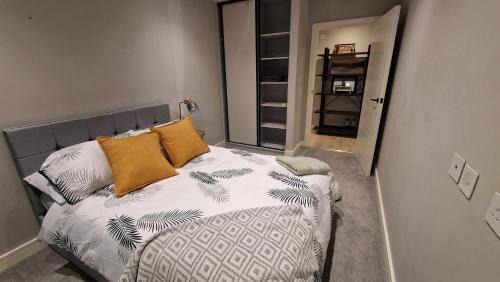 Croham Apartment | 2BD South Croydon Haven: Garden Serenity
