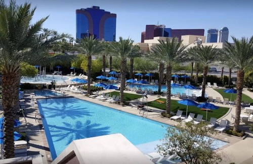 Las Vegas Condo | 2BD Vegas Condo w/Pool, Hot tub, Gym, Grills, WiFi