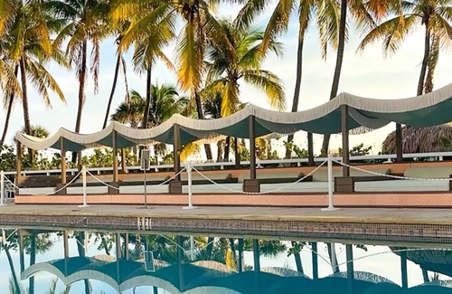 La Gorce Apartment | 2bd2bth Partial Ocean view Ste w/balcony, Pool, nearby dining, beach access