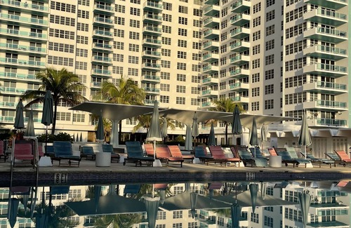 La Gorce Apartment | 2bd2bth Partial Ocean view Ste w/balcony, Pool, nearby dining, beach access
