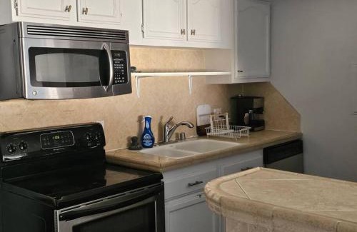 Bluff Heights Apartment | 2bdr Bluff Heights Condo walking distance to beach