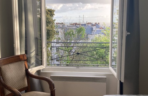 Quartier des Grandes-Carrieres Apartment | 2Bdr, elegant apt with view on Eiffel tower, Montmartre
