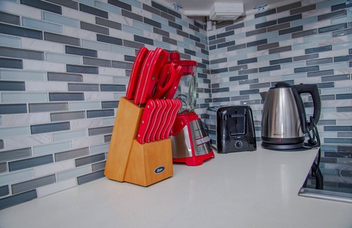 Kingston Apartment | 2Bdrm, Fully A/C, King Bed, Free Wifi, Walking distance from Devon House