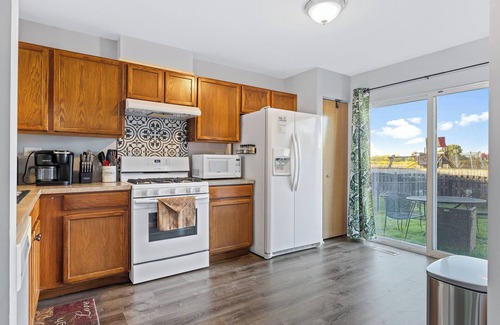 Montgomery House | 2bdrms/1.5bath-5beds/Quiet/Laundry/Jungle Theme/FREE Wifi/Sleep6