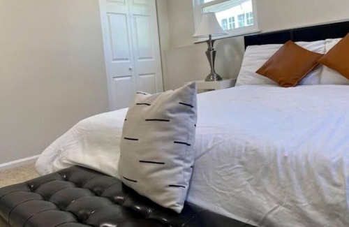 Lake Ridge Apartment | 2Bed 1 bath new lower apartment