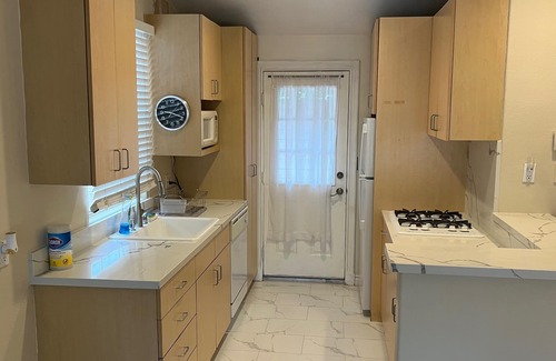 Lake Balboa House | 2bed 1bath GH house with parking near Van Nuys airport & Universal Studio for 4+