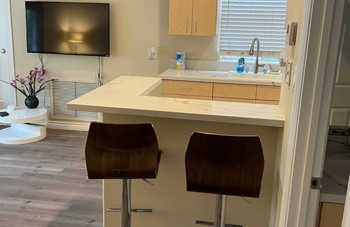Lake Balboa House | 2bed 1bath GH house with parking near Van Nuys airport & Universal Studio for 4+