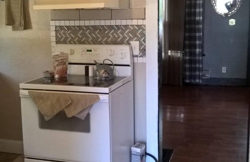 South Kansas City House | 2Bed/1Bath House ~ Live Music Across The Street!