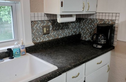 South Kansas City House | 2Bed/1Bath House ~ Live Music Across The Street!