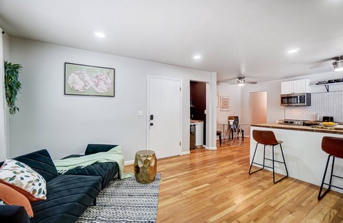 Roselawn Finance Apartment | 2Bed 1Bath in Pleasant Ridge with, Fireplace, Wet Bar, & Indoor Garage