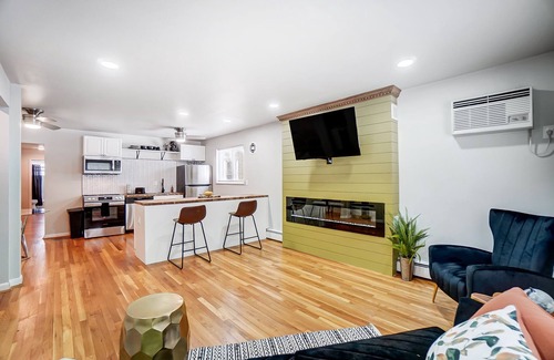 Roselawn Finance Apartment | 2Bed 1Bath in Pleasant Ridge with, Fireplace, Wet Bar, & Indoor Garage