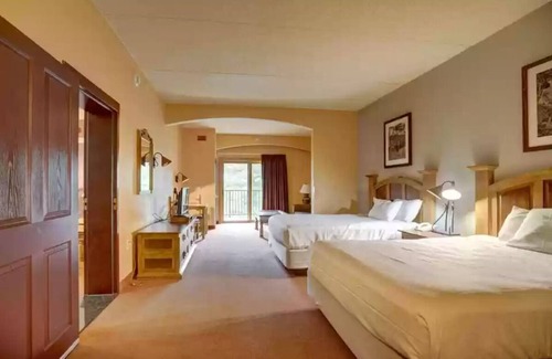 Wisconsin Dells Resort | 2BED/1BATH Queen Jr Suite with a View & WATER PARK PASSES Included