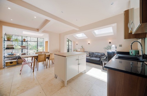 North Kensington House | 2BED 5 Min walk to Westfield White City Near Portobello with cute Garden