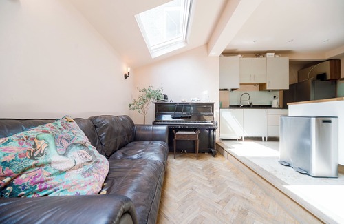 North Kensington House | 2BED 5 Min walk to Westfield White City Near Portobello with cute Garden