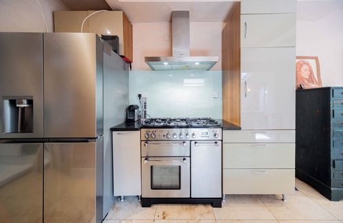 North Kensington House | 2BED 5 Min walk to Westfield White City Near Portobello with cute Garden