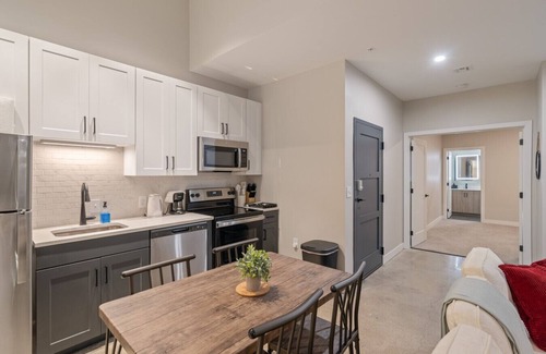 Downtown Cincinnati Apartment | 2Bed Apt W/Gym + Lounge + The Phelps