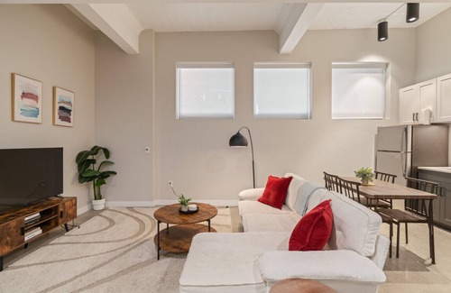 Downtown Cincinnati Apartment | 2Bed Apt W/Gym + Lounge + The Phelps