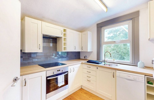 Woolwich Common Apartment | 2Bed Flat: 15min to Woolwich Arsenal & 5min to Bus