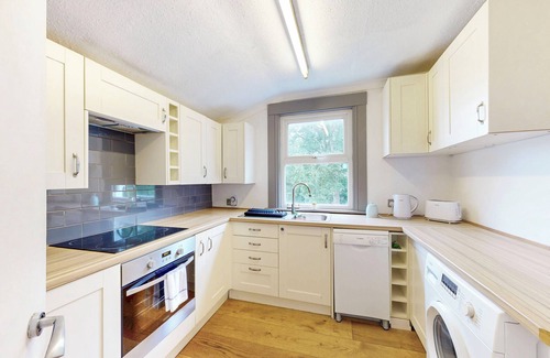 Woolwich Common Apartment | 2Bed Flat: 15min to Woolwich Arsenal & 5min to Bus