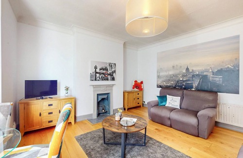 Woolwich Common Apartment | 2Bed Flat: 15min to Woolwich Arsenal & 5min to Bus