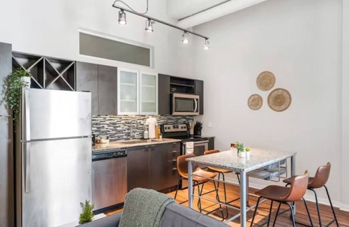 Central Business District Apartment | 2Bedroom in CBD Near Over-the-Rhine +Pool & Wi-Fi